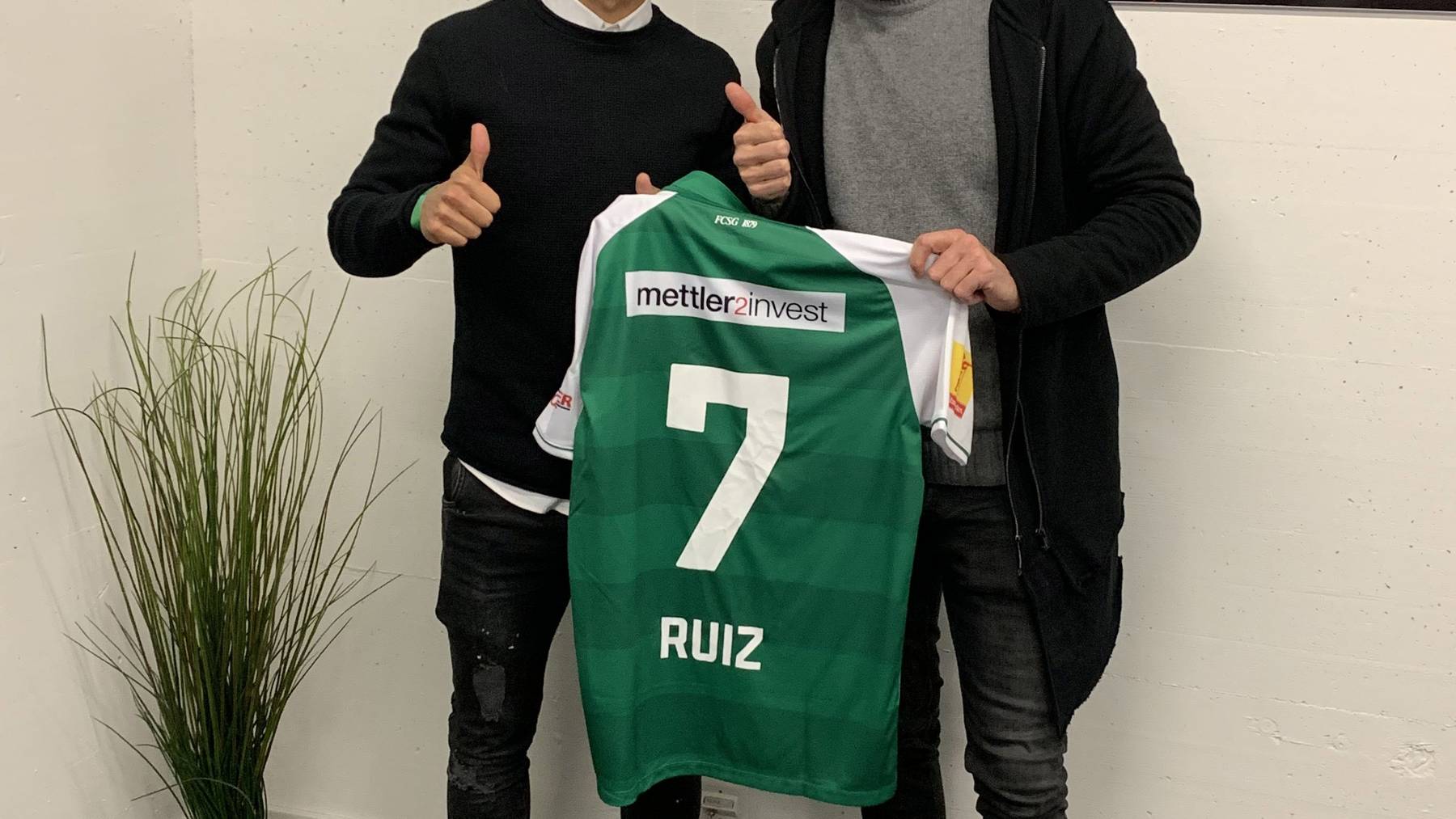 Der neue Offensivspieler Victor Abril Ruiz (links) und Sportchef Alain Sutter.