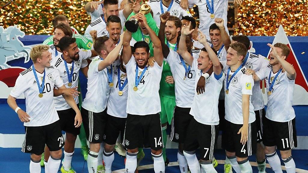 Deutschlands Fussballer jubeln und blicken in eine goldene Zukunft