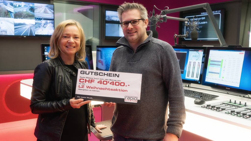 Radio Pilatus Moderationsleiter Roman Unternährer übergibt die Spende über CHF 40'400.- symbolisch an Bettina Schibli von der LZ Weihnachtsaktion