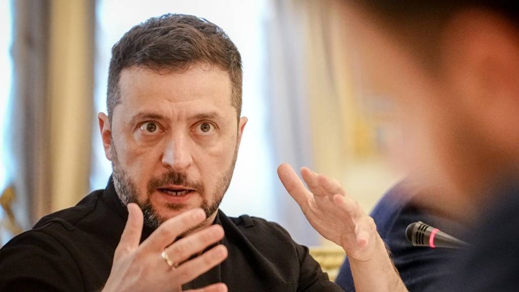 Wolodymyr Selenskyj, Präsident der Ukraine, spricht am Rande eines Treffens mit dem deutschen Finanzminister zu den Medienvertretern. Klingbeil trifft verschiedene Regierungsmitglieder bei seinem Antritts- und Solidaritätsbesuch als Vizekanzler und Finanzminister. Foto: Kay Nietfeld/dpa