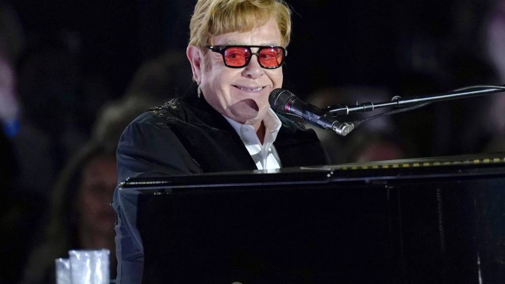Ein Flügel, silberne Plateauschuhe mit Monogramm und ein Triptychon des Künstlers Banksy: Die britische Popikone Elton John lässt persönliche Stücke in New York versteigern. (Archivbild)