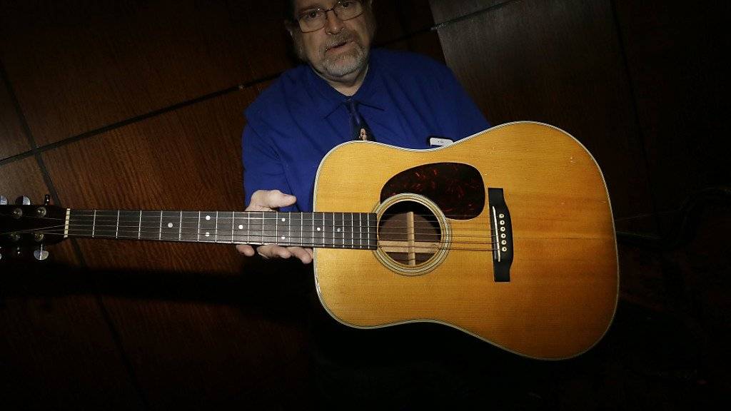 Für diese Gitarre, die einst Bob Dylan gehörte, wurden 400'000 Dollar hingeblättert.