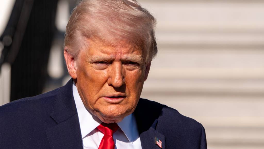 US-Präsident Donald Trump spricht mit Reportern. Foto: Alex Brandon/AP/dpa