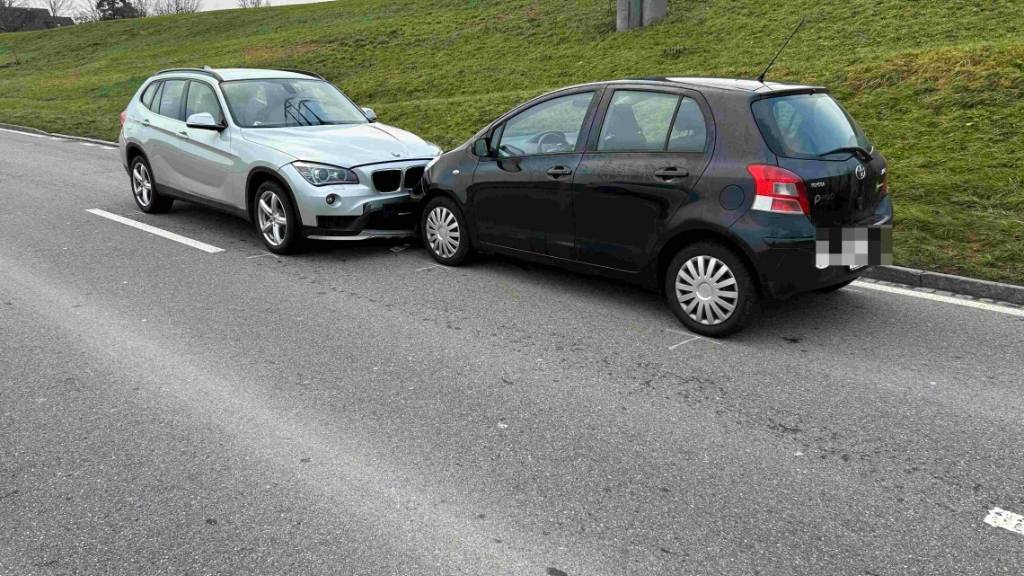 Ein 80-Jähriger hat in Steinach SG trotz Gegenverkehr einen Lieferwagen überholt. Es kam zu einer Frontalkollision mit einem korrekt entgegenkommenden Auto. Eine Frau wurde verletzt.