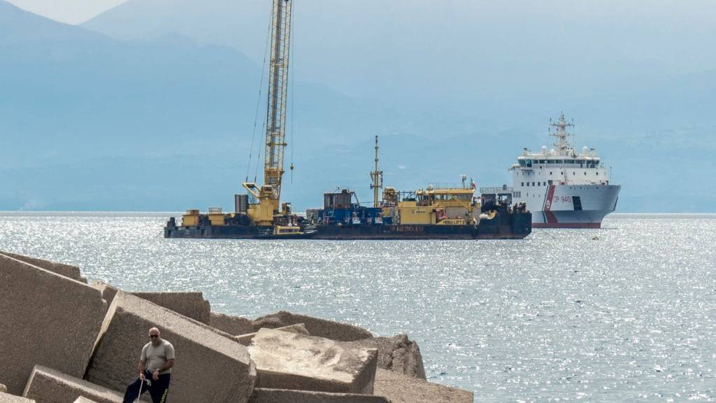 dpatopbilder - Das Patrouillenschiff Luigi Dattilo CP940 der italienischen Küstenwache (r) unterstützt den schwimmenden Mehrzweck-Arbeitskahn Hebo Lift am Ort des Schiffbruchs der Superjacht Bayesian vor der Insel Sizilien. Foto: Salvatore Cavalli/AP/dpa