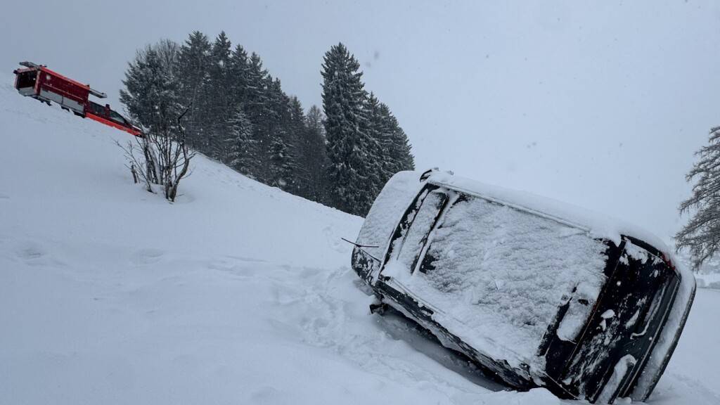 Zirka 40 Meter unterhalb der Strasse kam der Geländewagen zum Stillstand.