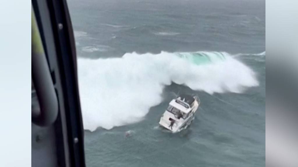 Riesige Welle überrollt geklaute Jacht während Rettungseinsatz