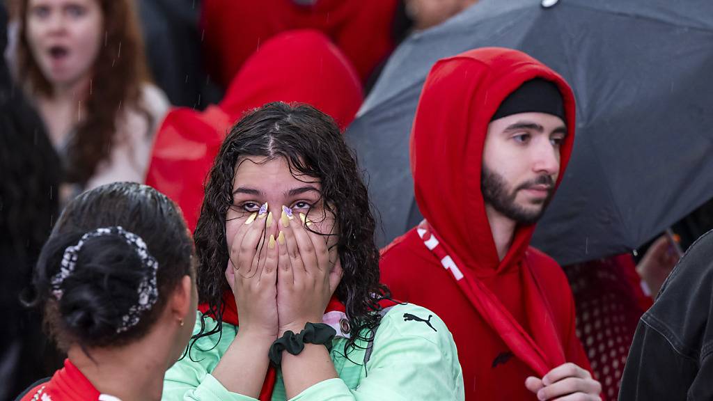 Und plötzlich fehlen die Worte: Fassungslosigkeit und Enttäuschung in Genf nach dem verlorenen Penalty-Schiessen der Schweizer Nati-Spieler gegen ihre Kollegen aus England im Viertelfinal in Düsseldorf.