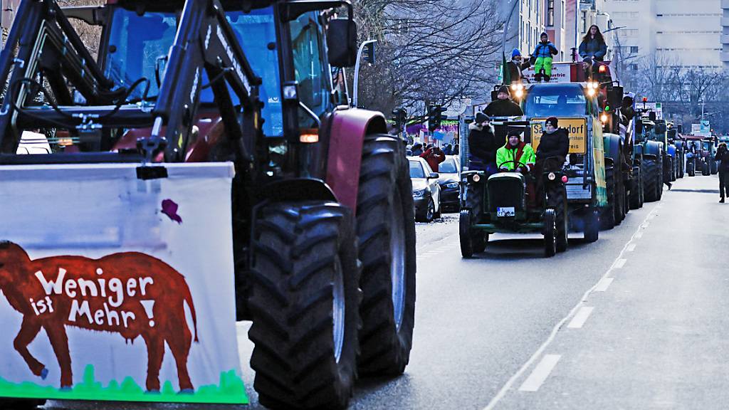 Deutsche Bauern fahren am Samstag mit Traktoren bei einer Demonstration gegen die Agrarpolitik zum Kanzleramt in Berlin.