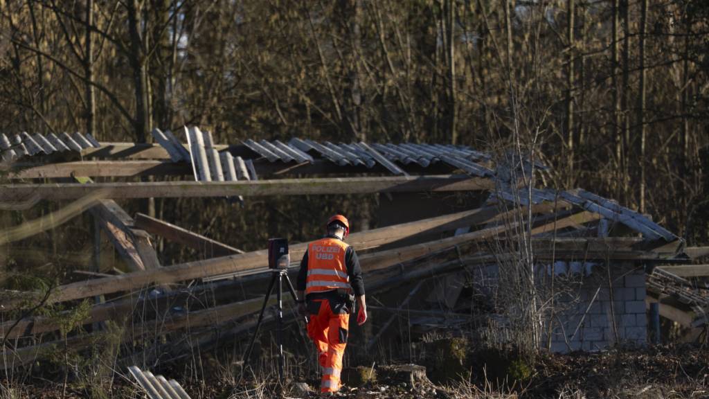 Die Druckwelle einer Explosion auf einem Testgelände für Sprengtechnik auf dem Gemeindegebiet von Illnau-Effretikon im Kanton Zürich verletzte zwei Personen und zerstörte teilweise Gebäude. (KEYSTONE/Claudio Thoma)