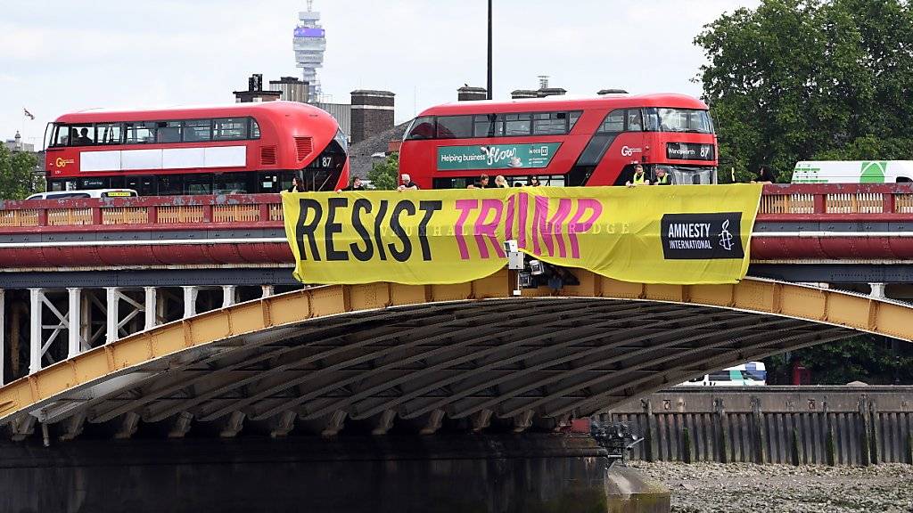 Ein Protestbanner von Amnesty International - anlässlich des Besuchs von US-Präsident Donald Trump werden in London grosse Proteste erwartet.
