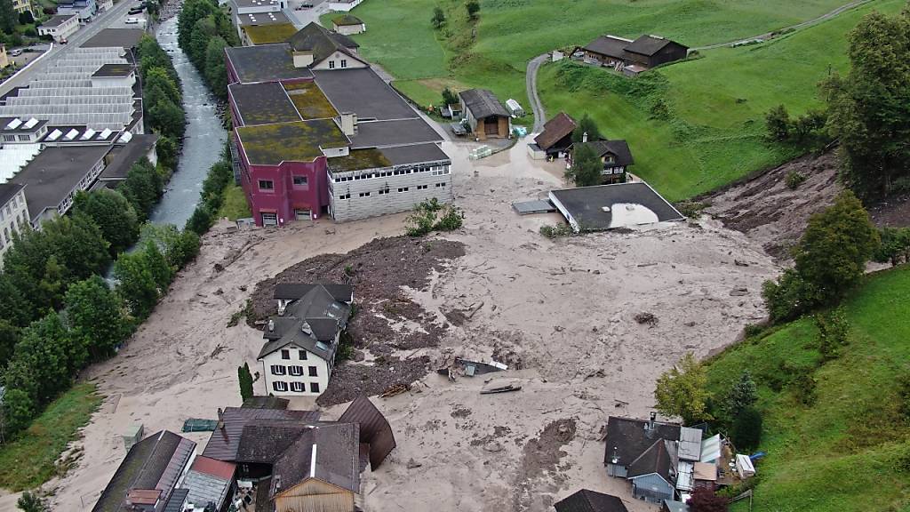 Eine aktuelle Drohnenaufnahme aus Schwanden GL zeigt das Ausmass der Zerstörung durch den Erdrutsch.