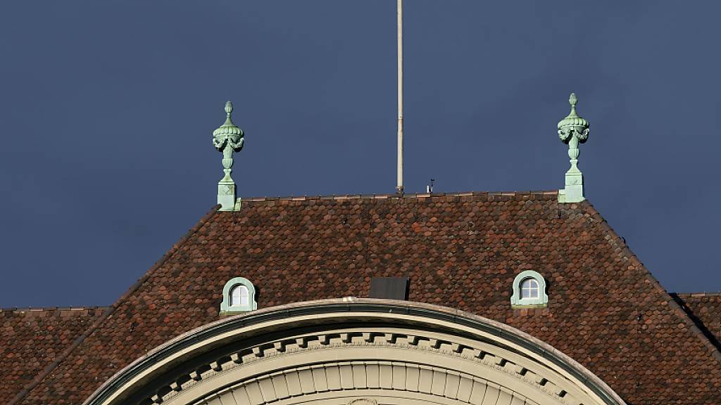 Eine Schweizer Fahne weht auf dem Dach der Schweizerischen Nationalbank (Archivbild).