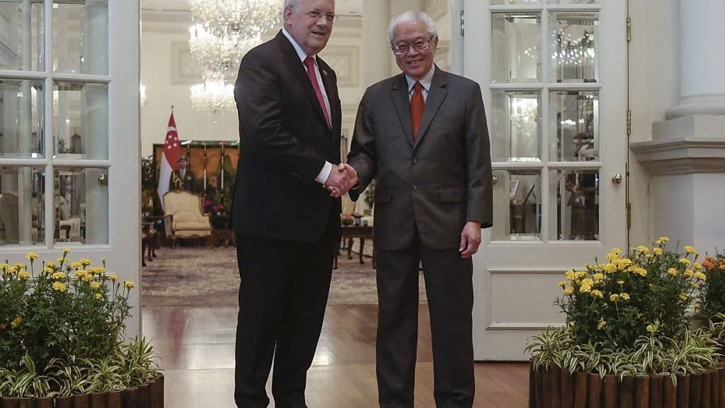 Freundlicher Empfang: Bundespräsident Johann Schneider-Ammann traf am Dienstag in Singapur den Staatspräsidenten des Stadtstaates Tony Tan Keng Yam.