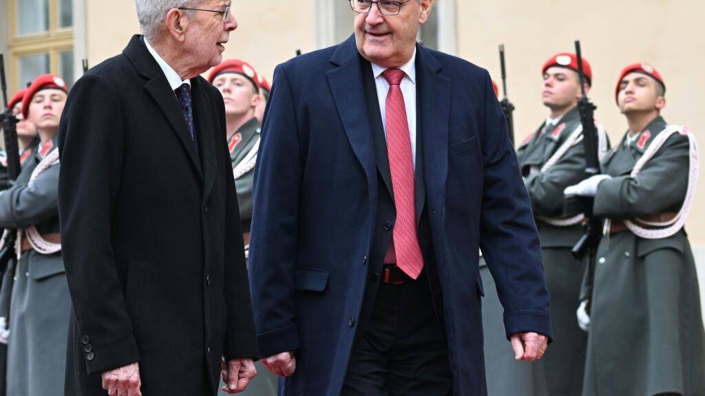 Bundespräsident Guy Parmelin (Mitte) schreitet mit seinem österreichischen Amtskollegen Alexander Van der Bellen (links) in Wien die Ehrengarde ab.