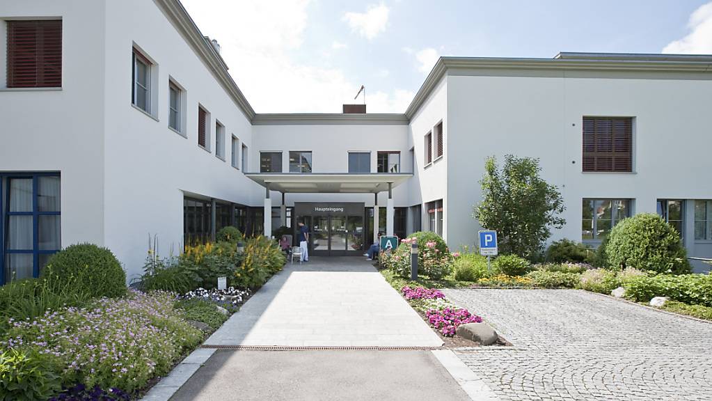 Nach der Schliessung des Spitals in Flawil wurde nun das Gebäude an die Solviva AG verkauft. Geplant ist ein Neubau. (Archivbild)