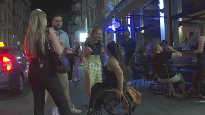 Sitzend tanzend - im Ausgang mit einer Rollstuhlfahrerin
