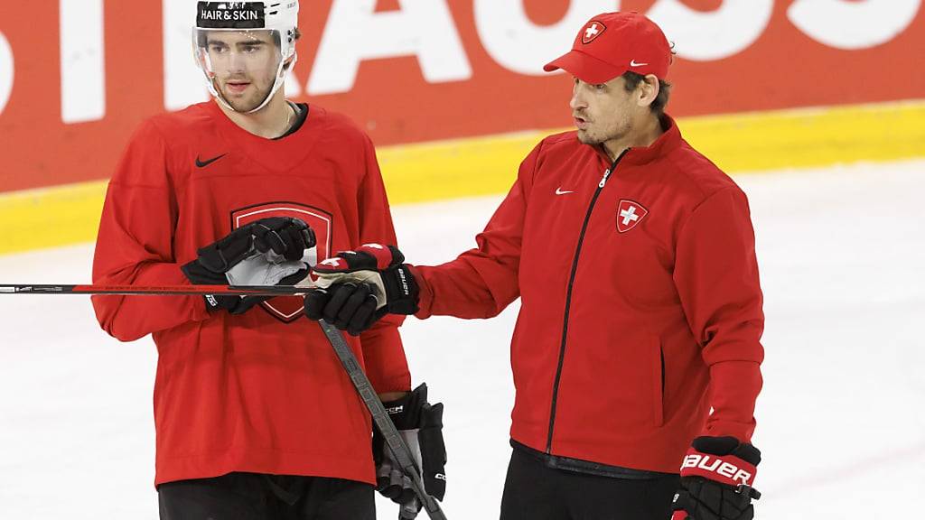 Patrick Fischer (rechts) gibt Anweisungen, Nico Hischier hört zu