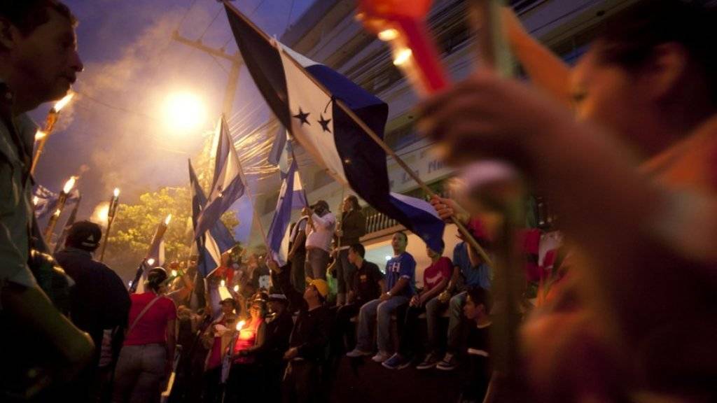 Bürgerinnen und Bürger Honduras protestieren gegen Korruption. Sie fordern den Rücktritt des Staatspräsidenten. (Archiv)