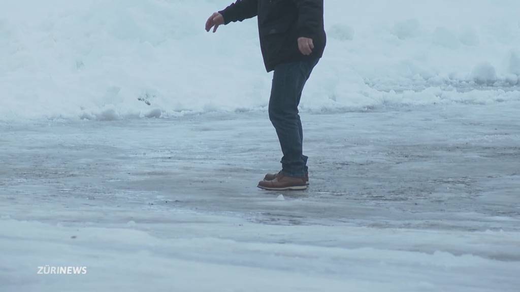 Schnee und Eis grounden in Kloten über 50 Flugzeuge