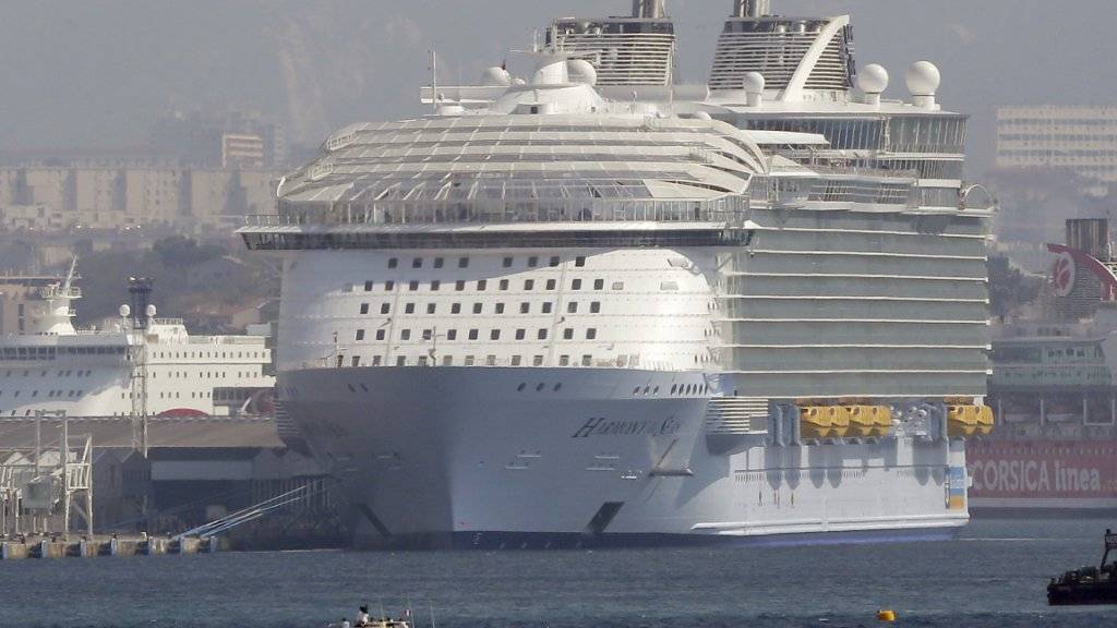 Das weltgrösste Kreuzfahrtschiff «Harmony of the Seas» muss vorerst in Marseille bleiben, wegen einem Unfall mit einem Rettungsboot, bei dem ein Mensch starb.