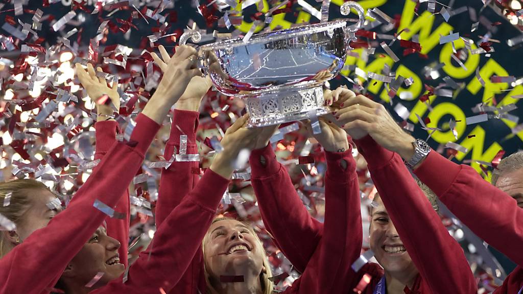 Am Ziel aller Träume: Die Schweizerinnen mit Captain Heinz Günthardt stemmen den Pokal des Billie Jean King Cups in die Höhe