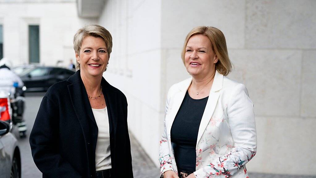 Strahlen um die Wette: die Schweizer Justizministerin Karin Keller-Sutter (links) und die deutsche Innenministerin Nancy Faeser (rechts) am Dienstag in Berlin.