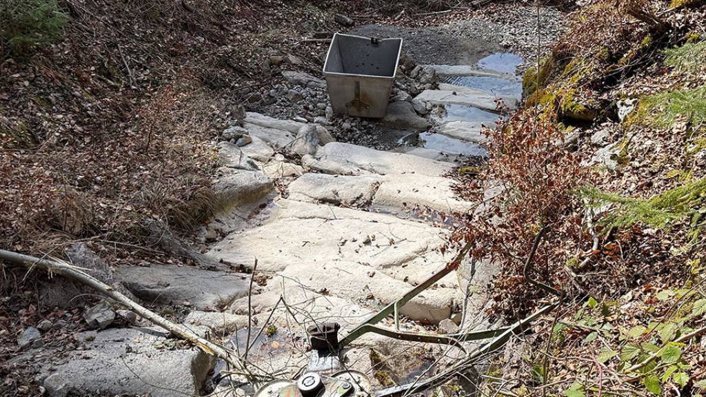Das gerissene Seil und die Transportmulden stürzten auf den Boden.