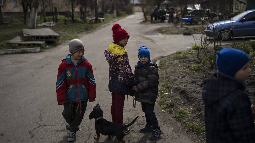 ARCHIV - Nicht alle Kinder haben es mit ihren Familien geschafft vor dem Krieg in der Ukraine zu fliehen. Viele müssen inmitten der Bomben ausharren, wie diese Kinder in Butscha. Foto: Rodrigo Abd/AP/dpa