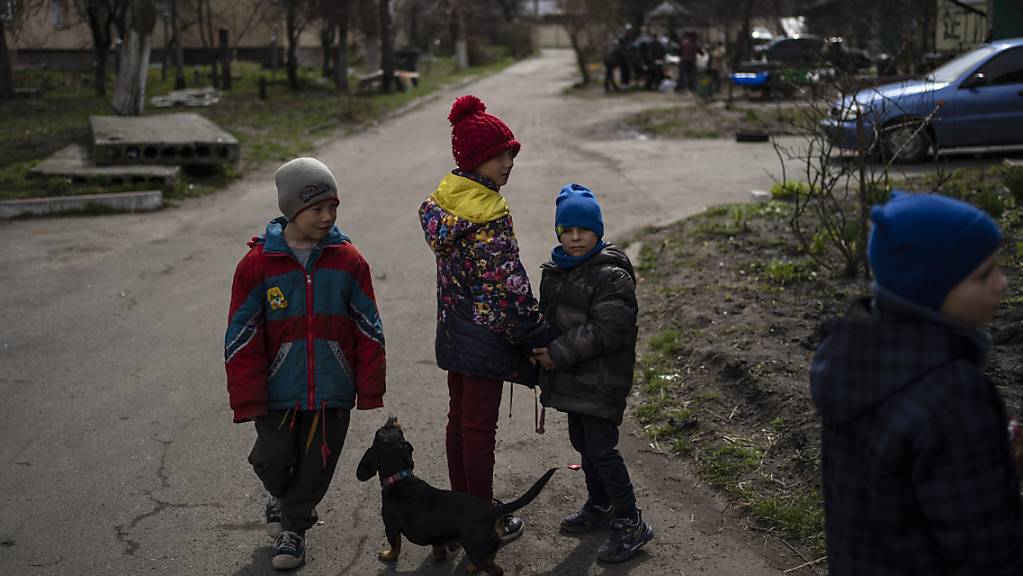 ARCHIV - Nicht alle Kinder haben es mit ihren Familien geschafft vor dem Krieg in der Ukraine zu fliehen. Viele müssen inmitten der Bomben ausharren, wie diese Kinder in Butscha. Foto: Rodrigo Abd/AP/dpa