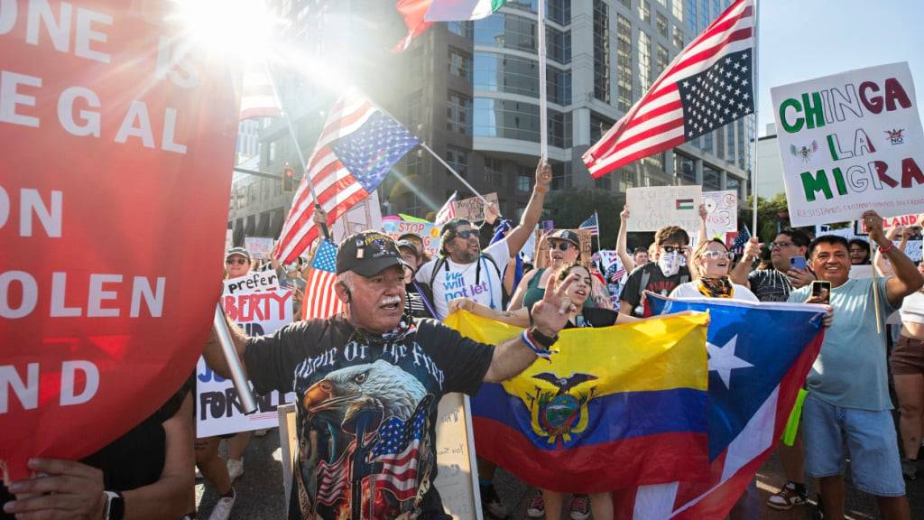 Demonstranten demonstrieren vor dem Rathaus von Orlando mit dem Motto «No Kings». Foto: Willie J. Allen Jr./Orlando Sentinel/AP/dpa - ACHTUNG: Nur zur redaktionellen Verwendung im Zusammenhang mit der aktuellen Berichterstattung und nur mit vollständiger Nennung des vorstehenden Credits