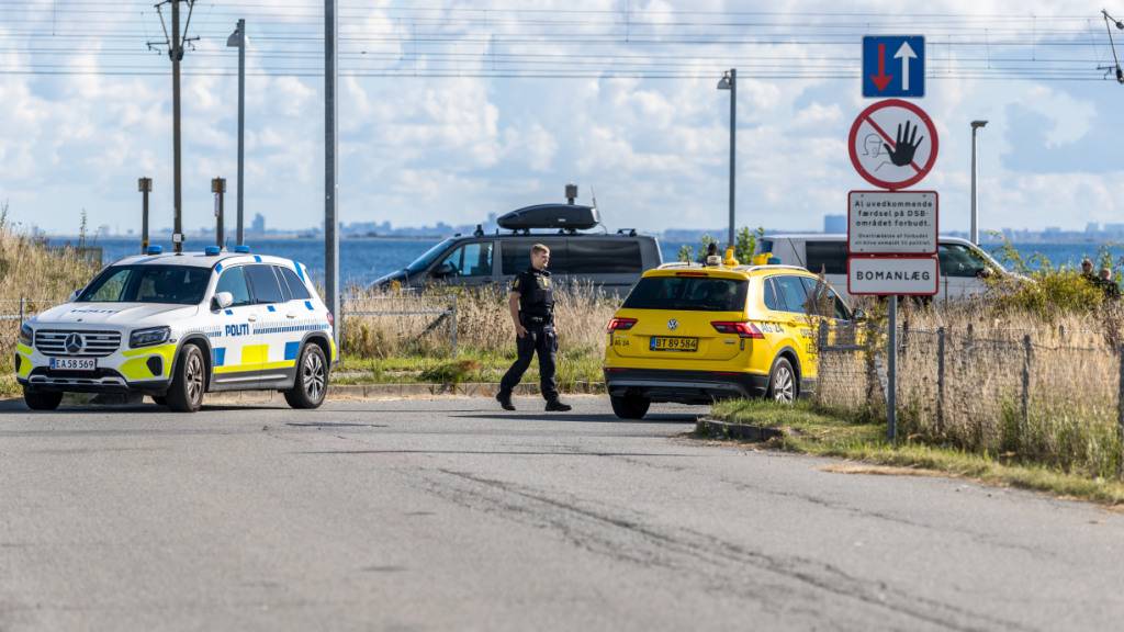 ARCHIV - Fahrzeuge der dänischen Polizei und des dänischen Sicherheits- und Nachrichtendienstes (PET) stehen am Flughafen Kopenhagen, nachdem am Montagabend Drohnen über den Flughafen Kopenhagen geflogen waren und der Luftraum vier Stunden lang gesperrt wurde. Foto: Steven Knap/Ritzau Scanpix Foto/dpa