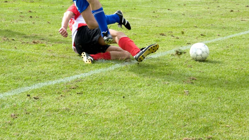 Der FC Wil Goalie traf einen gegnerischen Spieler mit gestrecktem Bein. (Symbolbild)