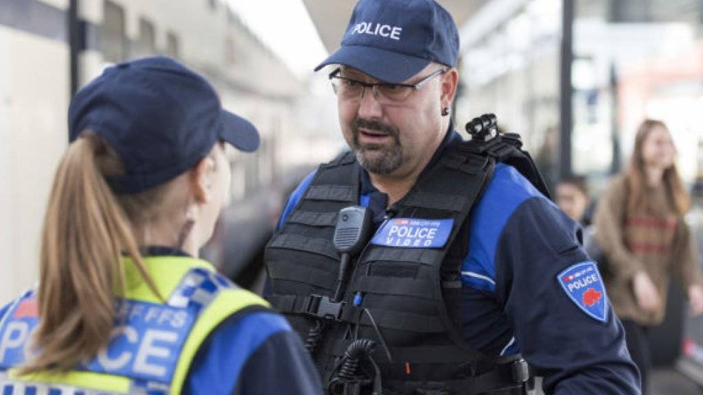 Die Transportpolizei der SBB testet seit Montag an den Bahnhöfen Zürich und Lausanne den Einsatz von so genannten Bodycams. Bei den Polizeikorps sind je zwei Kameras im Einsatz. (Gestellte Szene)