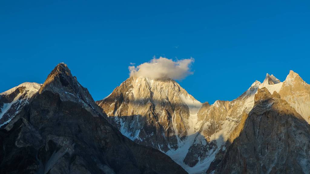 Beim Versuch, den Gasherbrum IV ohne Sauerstoff, Bergträger und Fixseil zu besteigen, stirbt ein russischer Bergsteiger.
