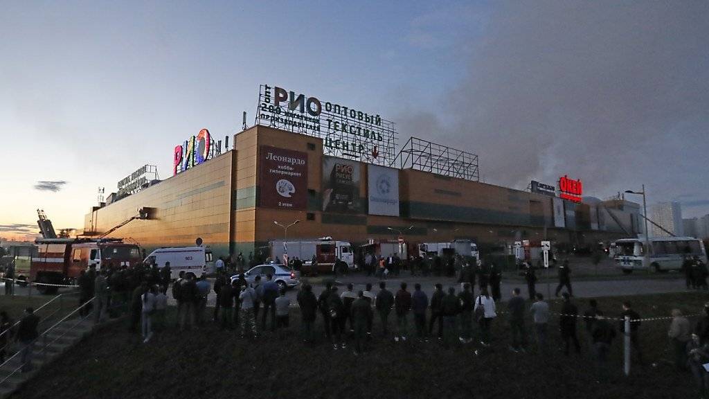 Mehrere tausend Besucher werden aus dem Einkaufszentrum im Norden Moskaus evakuiert.