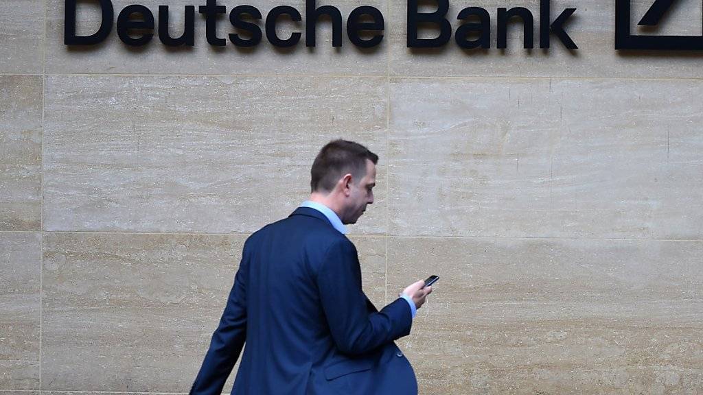 Die Deutsche Bank muss laut einem Gerichtsbeschluss erst das Berufungsverfahren abwarten, ehe sie Geschäftsunterlagen zu US-Präsident Donald Trump und seiner Familie herausgeben darf. (Archivbild)