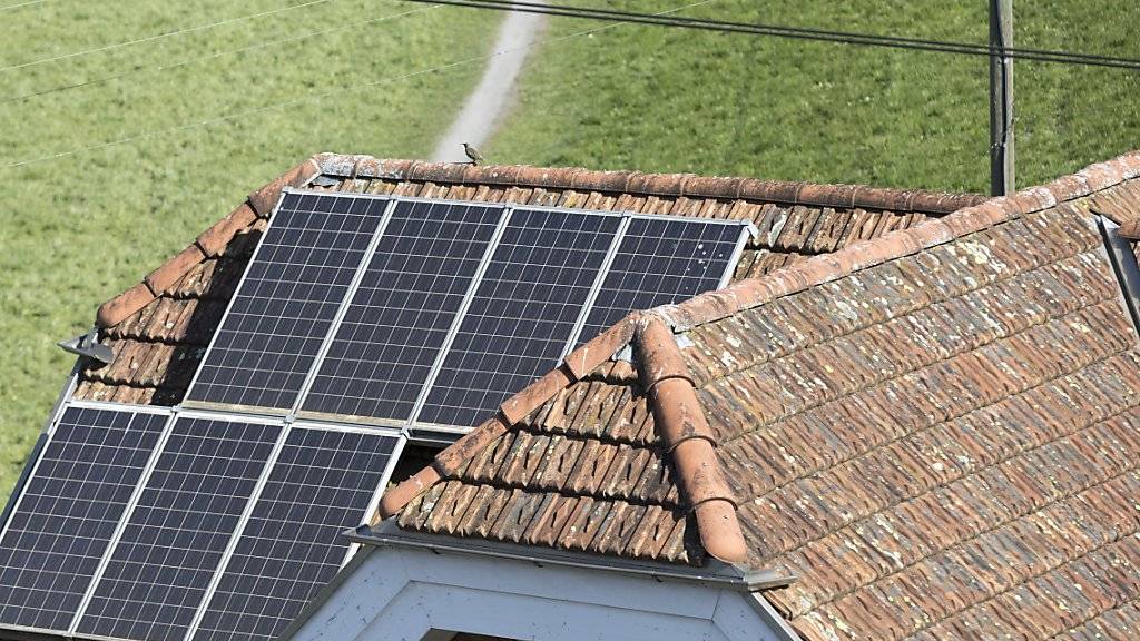 Photovoltaik-Anlagen sind vielerorts zu sehen, aber meist kleinere. Hier Solarpanels auf einem Hausdach in Steinen SZ. (Archiv)