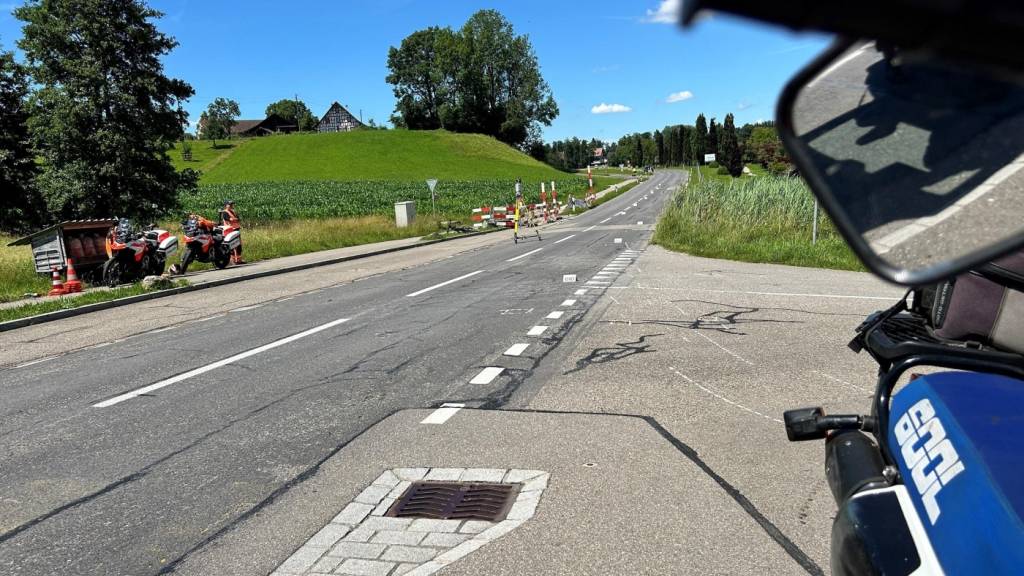 Der E-Biker und der Motorradfahrer waren vor der Kollision auf dem Radweg (links im Bild) und auf der Strasse in die gleiche Richtung unterwegs.