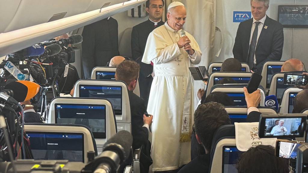 dpatopbilder - Papst Leo XIV. äußert sich während seiner Afrika-Reise im Flugzeug auf dem Weg nach Angola vor Journalisten. Foto: Christoph Sator/dpa