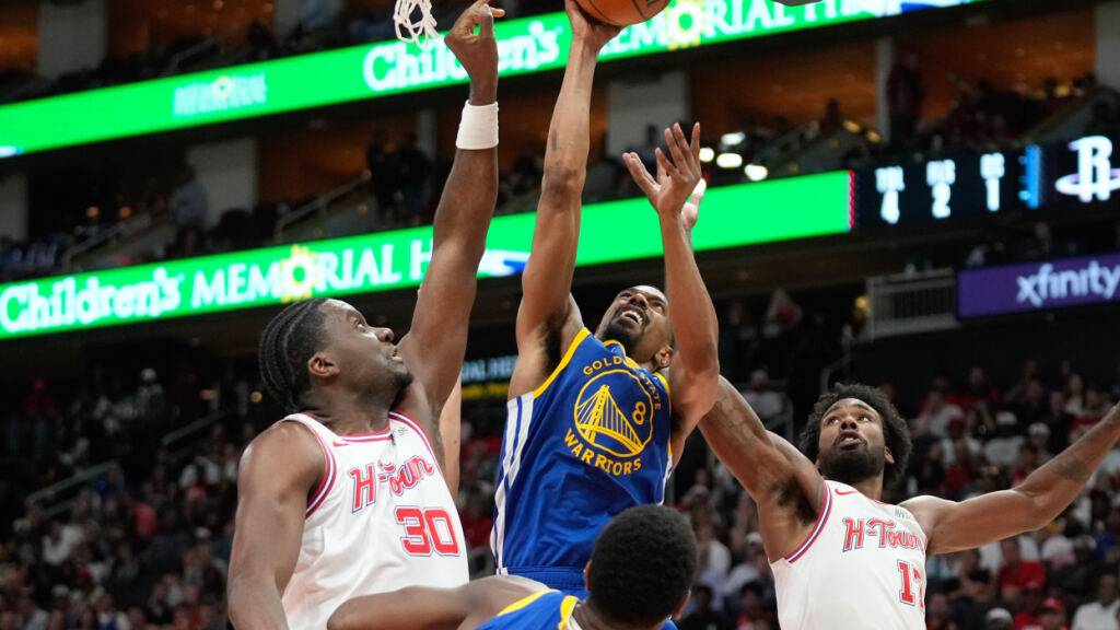 Houstons Schweizer Center Clint Capela (links) wehrt sich gegen die Offensive der Warriors