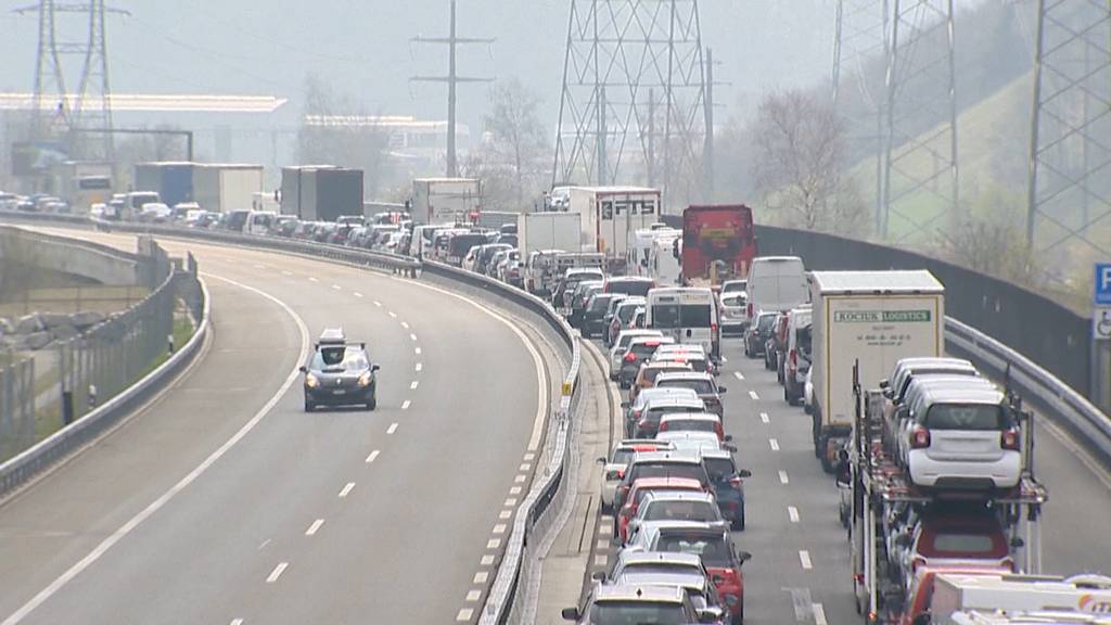 Klimaschutz: SVP will Autobahnen bauen statt Benzinpreis regulieren