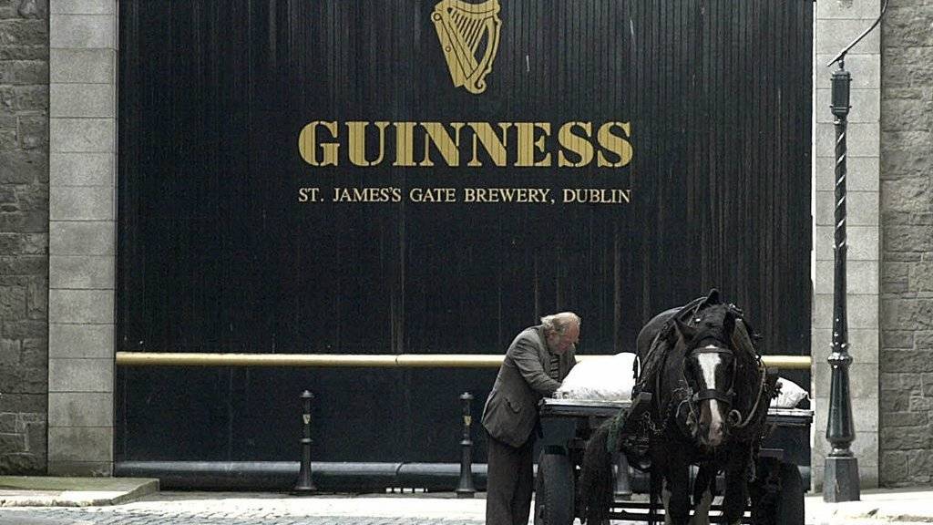 Mann mit Pferdekutsche vor der Guinness-Brauerei St. James Gate in Dublin. (Archivbild)