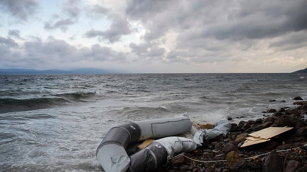 ARCHIV - Viele Flüchtlinge kommen mit einem Schlauchboot an. Foto: Angelos Tzortzinis/dpa