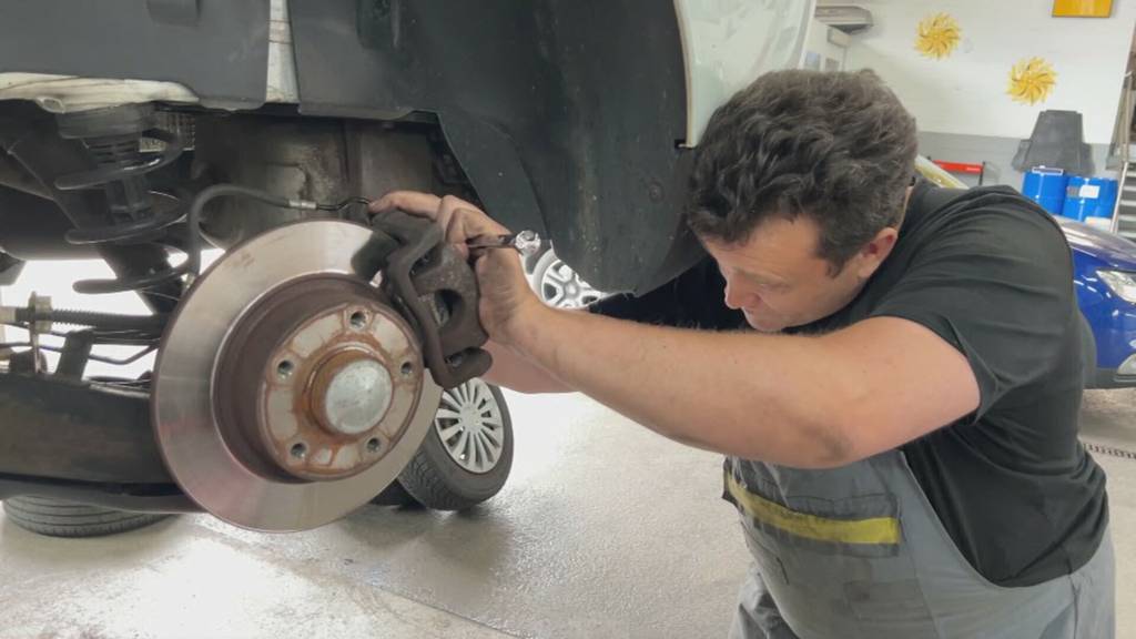 Ältester Lernender der Ostschweiz besteht LAP – 50-Jähriger ist nun Automobilfachmann