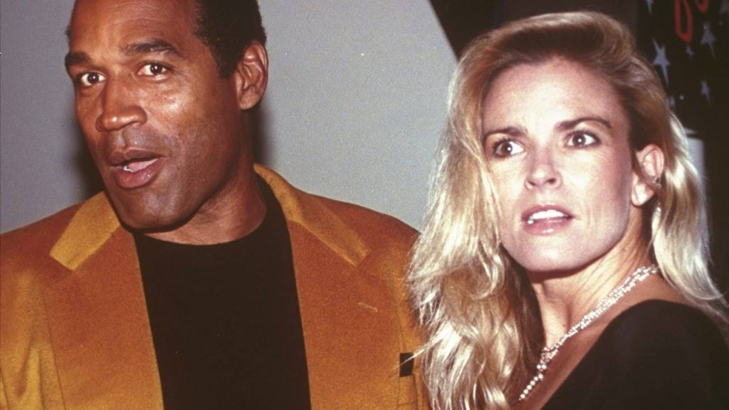 ARCHIV - O.J. Simpson und seine Frau Nicole Brown Simpson kommen im Jahr 1993 zur Eröffnung des Harley-Davidson Cafe in New York. Foto: Paul Hurschmann/AP/dpa