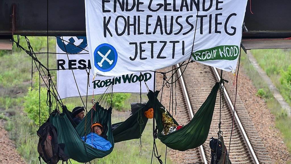 Aktivisten in luftiger Höhe auf dem Vattenfall-Gelände im Osten Deutschlands