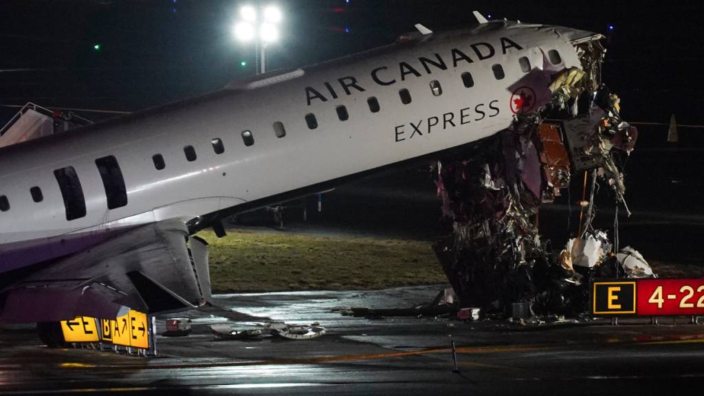 Ein Flugzeug von Air-Canada steht auf der Landebahn des Flughafens LaGuardia, nachdem es mit einem Fahrzeug zusammengestoßen ist. Foto: Ryan Murphy/AP/dpa