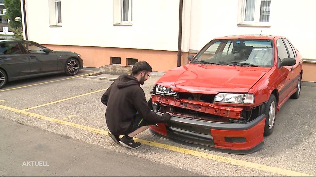 Menziken: Auto demoliert und Täter geflüchtet