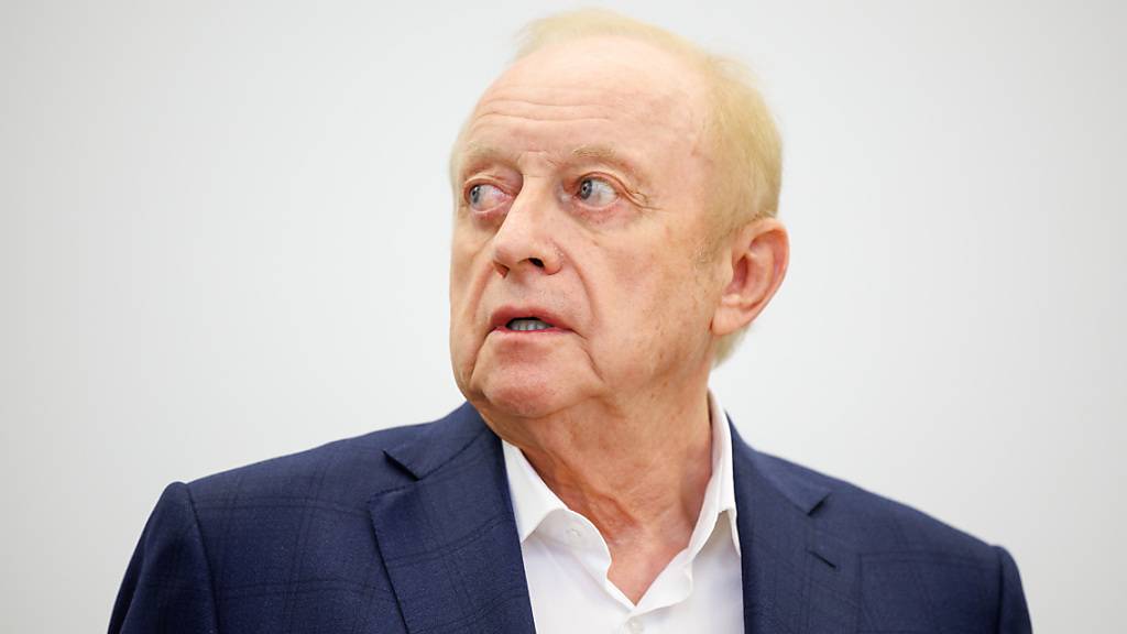 ARCHIV - Alfons Schuhbeck, Koch und Unternehmer, steht vor Prozessbeginn als Angeklagter im Gerichtssaal im Landgericht München I. Heute trat er seine Haftstrafe wegen Steuerhinterziehung an. Foto: Matthias Balk/dpa